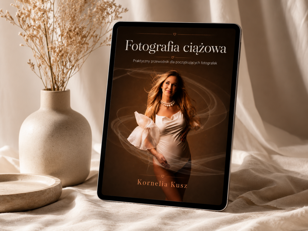 Mockup E-book. E-book Kornelia Kusz - Fotografia ciążowa. Praktyczny przewodnik dla początkujących fotografek. Tablet z okładką ebooki przy wazonie w stylu boho