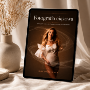 Mockup E-book. E-book Kornelia Kusz - Fotografia ciążowa. Praktyczny przewodnik dla początkujących fotografek. Tablet z okładką ebooki przy wazonie w stylu boho